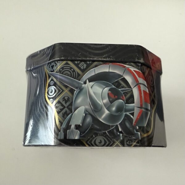 Pokémon Scarlet & Violet Paldean Fates Tin - Iron Treads ex - Danificada - Image 2