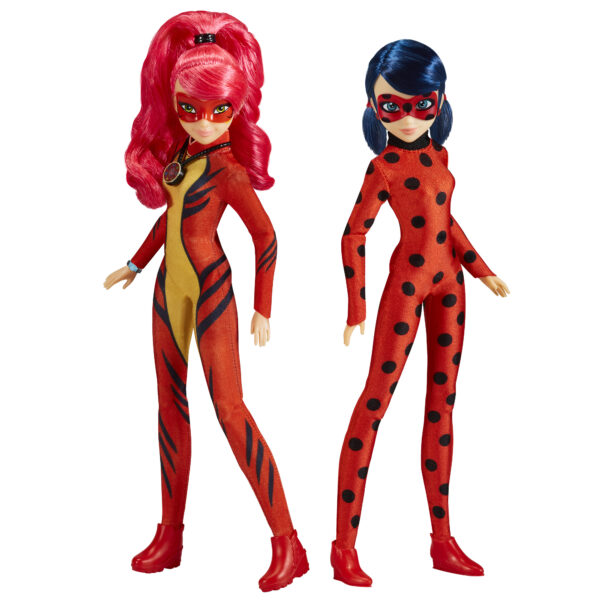 Ladybug e Dragon Shangai unem-se para salvar Paris! O conjunto ideal das tuas personagens favoritas de 25 cm, cada um inclui os seus acessórios de batalha, com 11 pontos de articulação tanto nos cotovelos como nos joelhos de dupla articulação. O recurso magnético na sua mão cria um punho vitorioso de "Bem Feito", o famoso gesto deste incrível par de lutadores. Divirta-se recriando cenas da famosa série com Ladybug e Dragon Shangai !